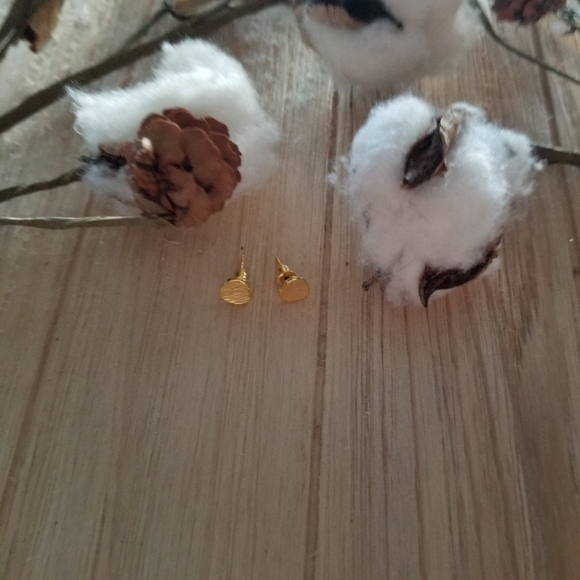 💜💜💜Super Adorable Heart Studs in GOLD 💜💜💜 - Picture 8 of 10